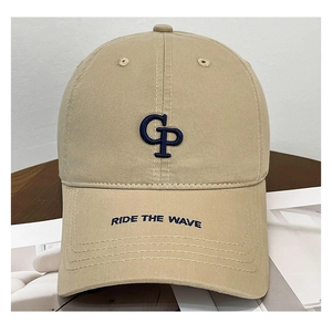 Détail d'une casquette en coton kaki avec broderie de lettres GP et texte brodé