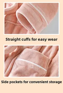 Détail du peignoir en polaire rose montrant les poignets et les poches latérales