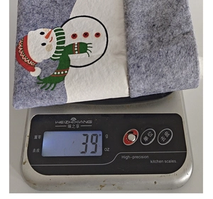 Detailed weight measurement showing 39g for the Christmas car seat headrest cover ornament