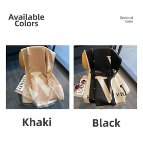 Détail d'écharpes de luxe kaki et noires avec motif en V et bordures à franges