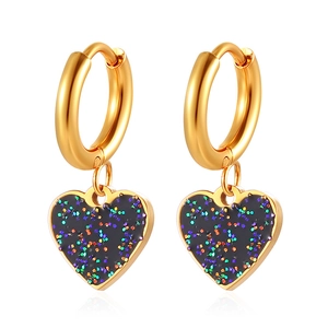 Créoles dorées avec pendentifs en forme de cœur noir pailleté au fini scintillant