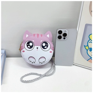 Petit sac chat rose pour enfant présenté à côté d'un smartphone pour la taille