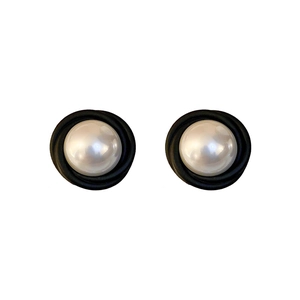 Boucles d'oreilles vintage rondes géométriques avec perle blanche et bordure noire