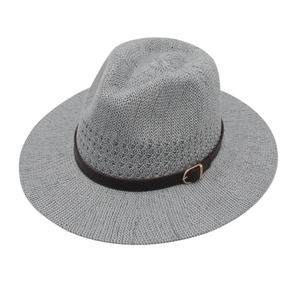 Grauer gestrickter atmungsaktiver Fedora-Hut mit braunem Ledergürtel für Freizeit