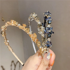 Dettaglio di cerchietti in cristallo fatti a mano con strass luccicanti e sottili telai in metallo