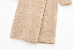 Détail du manteau en polaire sherpa kaki montrant l'ourlet et le tissu épais texturé