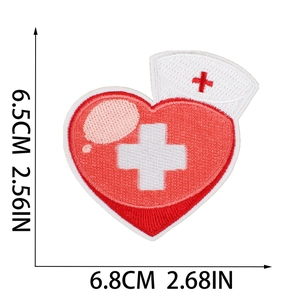 Detailansicht der Herz-Krankenschwester-Patch Stickerei mit Maßen (6,8 cm x 6,5 cm)