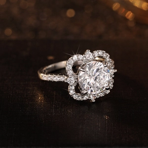 Macro-opname van bloemen halo ring met grote ronde centrale steen en diamanten zijbanden