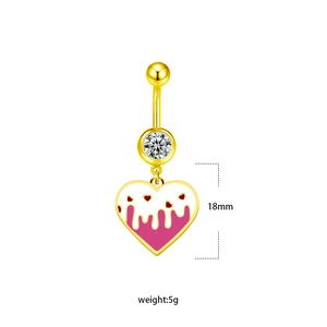 Détail d'un piercing de nombril coeur doré avec émail rose et pierres de zircon