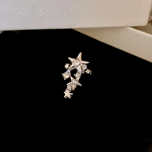 Détail du bijou d'oreille étoile en argent avec étoiles entrelacées et zircons étincelants