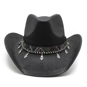 Chapeau de cowboy en paille tressé noir avec ruban ethnique et breloques cœur en métal