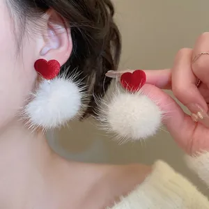 Boucles d'oreilles élégantes cœur en velours rouge avec pompon en fausse fourrure