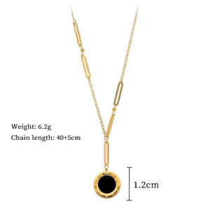 Detail shot of golden roman chain necklace with weight 6.2g and length 40+5cm