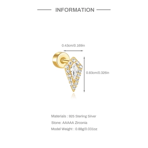 Détail d'une boucle d'oreille géométrique en argent S925 doré avec zircone AAAAA