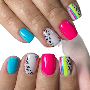 Plaknagels met luipaardprint, felblauw en kleurrijke gestreepte Franse manicurestijlen