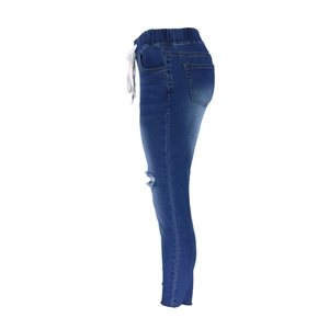 Vue latérale du jean slim bleu foncé avec taille élastique à cordon et genou déchiré