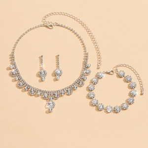 Parure collier, boucles d'oreilles et bracelet fleur en argent sertie de strass brillants