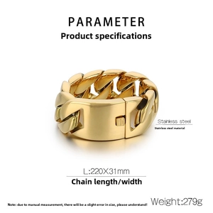 Dettaglio macro del pesante bracciale a catena cubana da 31mm in acciaio dorato con misure