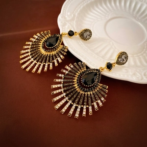 Boucles d'oreilles vintage dorées avec pierre goutte noire et franges en cristal