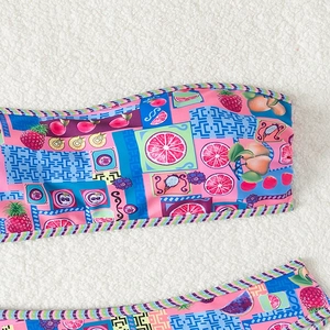 Detail eines Bikini mit tropischem Fruchtdruck, sauberen Nähten und lebendigen Farben