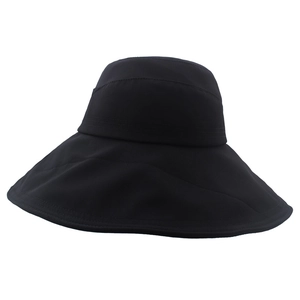 Dettaglio del cappello da sole nero a tesa larga con cuciture parallele e tessuto tela