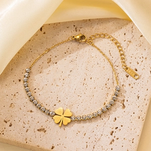 Detalle de pulsera trébol chapada en oro de 18K con circonitas blancas sobre piedra fina