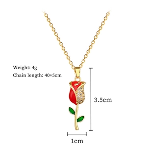 Dettaglio di una collana con ciondolo a rosa di 3,5x1cm con peso di 4 grammi