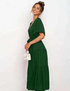 Detalle del vestido largo con cuello en V verde oscuro, mangas con volantes y falda a capas