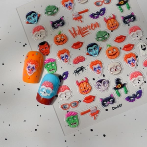 Gros plan de stickers 3D pour ongles Halloween avec motifs citrouille et crâne