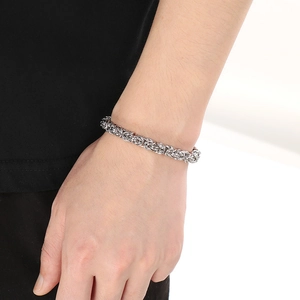 Nahaufnahme eines silbernen Byzantiner-Armbands aus Titanstahl am Handgelenk
