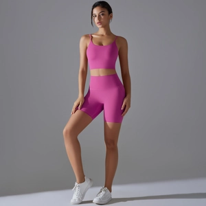 Dettaglio del set pantaloncini fitness a vita alta e reggiseno racerback color magenta