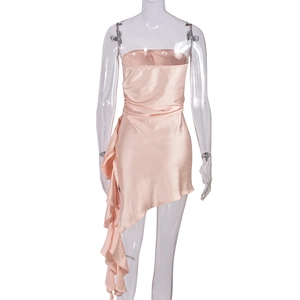 Robe bustier en satin rose avec ourlet asymétrique à volants et dos nu sexy