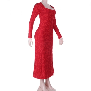 Abito lungo rosso in pizzo a spalle scoperte con texture jacquard e maniche lunghe