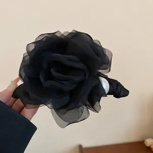 Pince à cheveux élégante en tulle noir avec rose et grande perle pour femme stylée