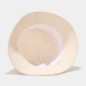 Détail de l'intérieur du chapeau bob beige avec bande de transpiration et cordon réglable