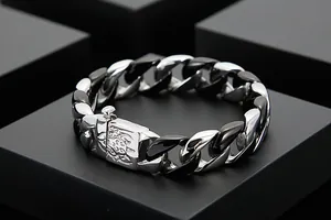 Détail du bracelet gourmette en acier argenté et noir avec fermoir à relief
