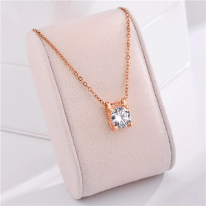 Details der roségoldenen Kette mit Solitär-Diamantanhänger auf einem Schmuckständer