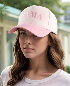 Dettaglio del ricamo rosa MAMA su un cappellino da baseball bicolore in cotone