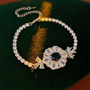 Nahaufnahme des Blumenarmbands mit blauem Edelstein und funkelnden Zirkoniasteinen