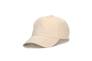 Détail de broderie blanche et lettrage Est.1996 sur une casquette de baseball en coton beige