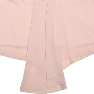 Vue détaillée du tissu en mousseline rose clair montrant la texture semi-transparente