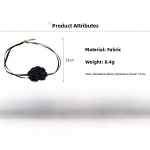 Détail d'un ras du cou fleur en tissu noir de 51cm avec cordons doubles et légèreté