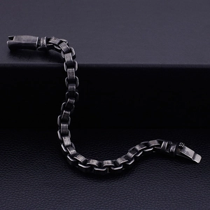 Détail d'un bracelet gourmette carrée en acier inoxydable rétro avec fermoir de sécurité