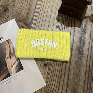 Détail de la maille d'un bandeau de sport jaune hiver avec broderie Boston 1630