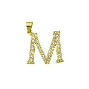 Gros plan du pendentif lettre M plaqué or 18k orné de zircons transparents sertis