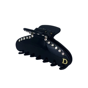 Pinza per capelli nera minimalista con strass scintillanti e dettaglio a D dorato
