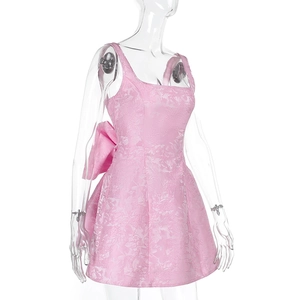 Détail de la mini robe rose en jacquard avec col carré et un grand nœud dans le dos
