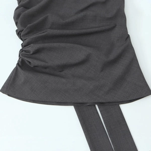 Top da donna grigio scuro con spalline imbottite e coulisse laterale arricciata
