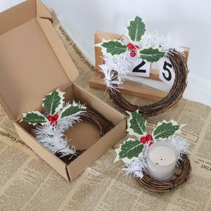 Couronne de Noël en PVC faite main avec baies rouges et feuilles vertes sur vigne