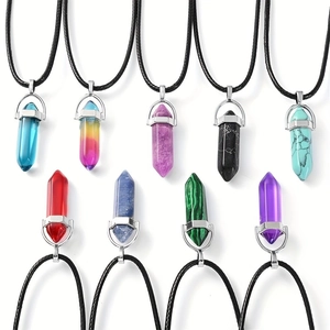 Collection détaillée de pendentifs en cristal hexagonal avec des fermoirs en métal argenté